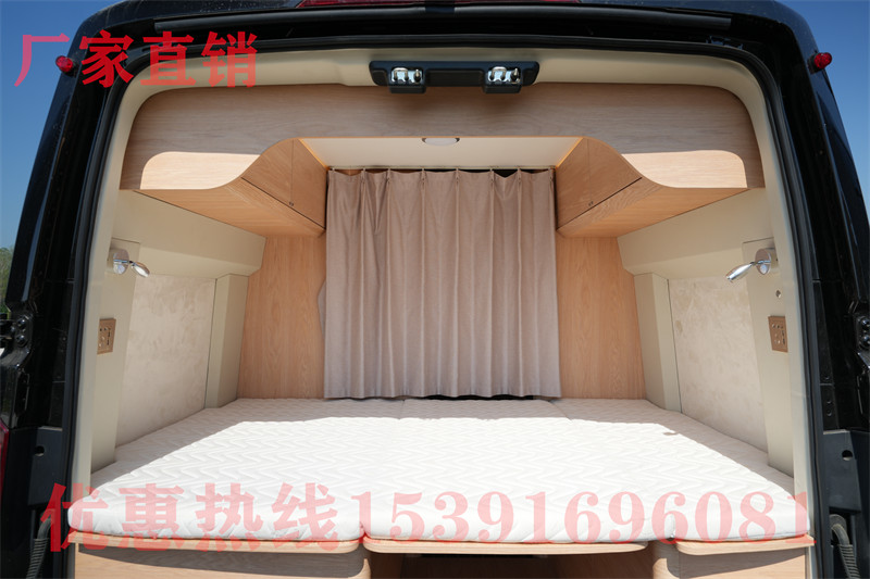 房車?yán)镛k公
